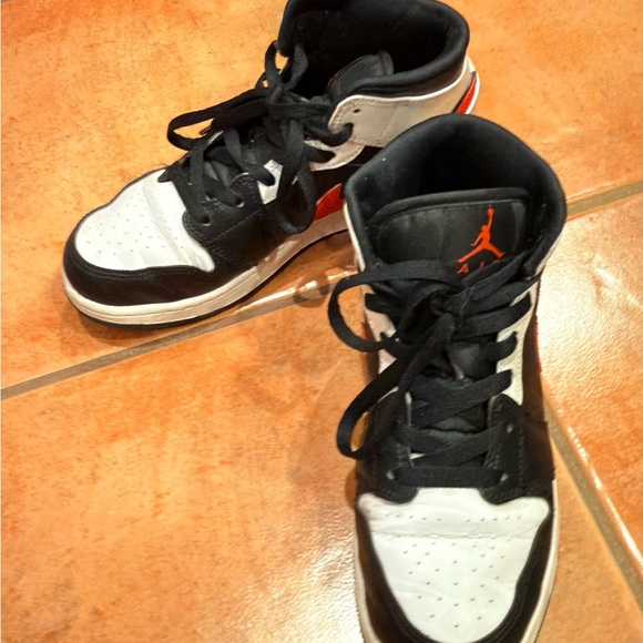 NIKE Air Jordan 1 Mid "Chile Red" (White/Chile Red-Black - Picture 2 of 9